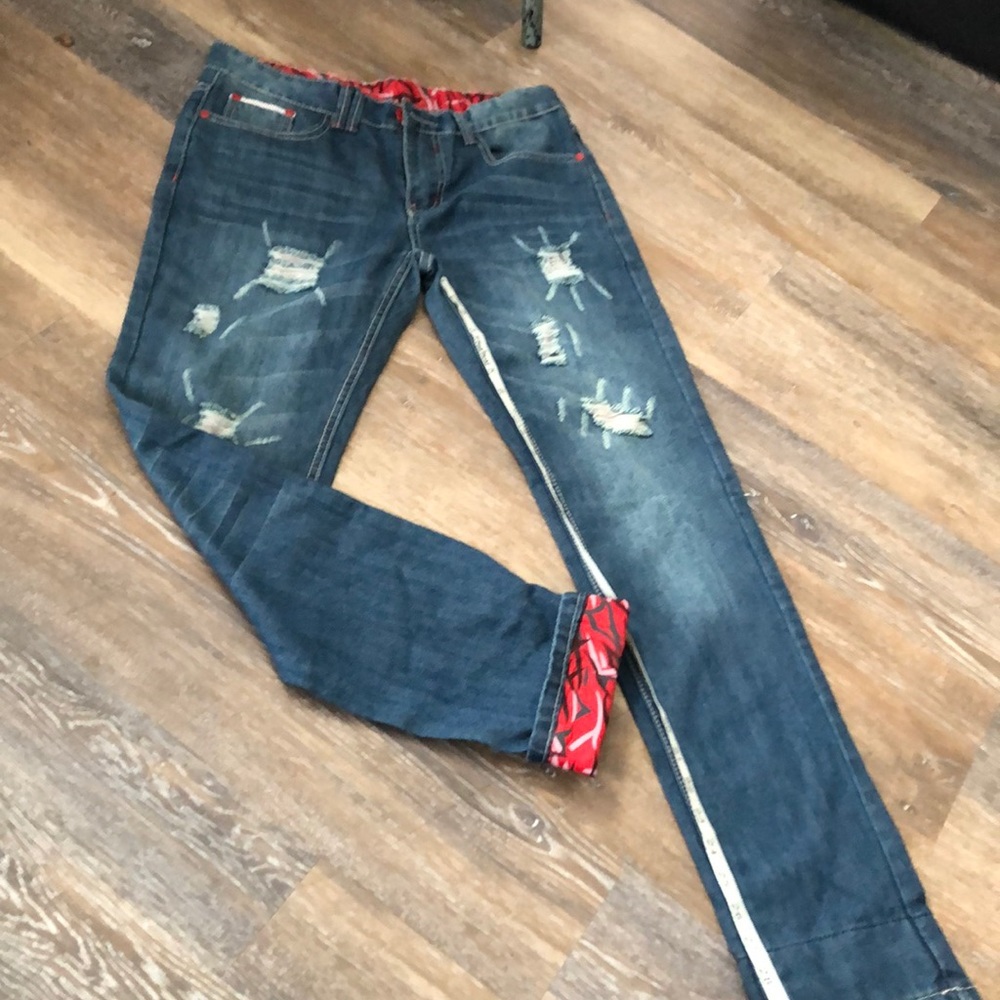 Size 30 x 30 bluejeans with red highlights.
